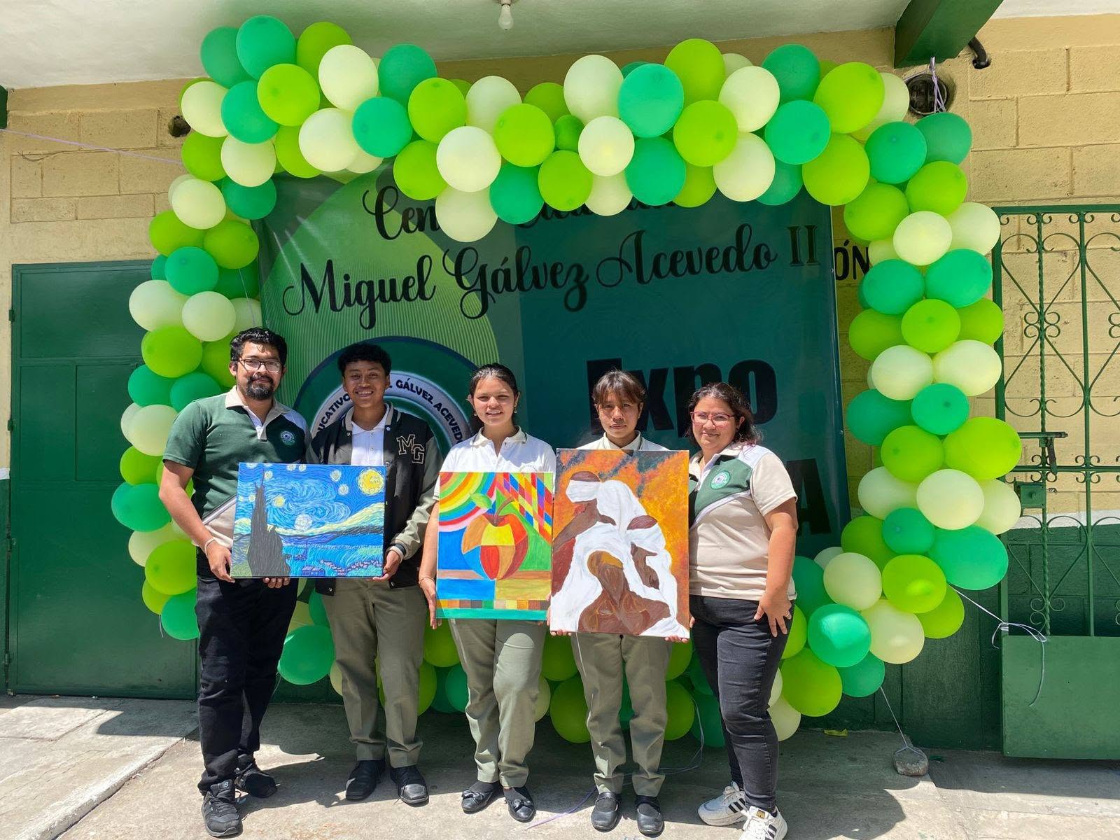 Estudiantes exponiendo proyectos de diseño gráfico